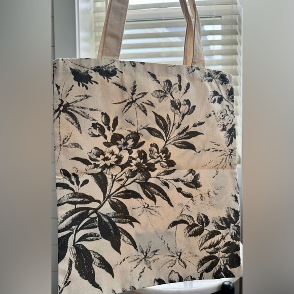 Gucci Tote - Picture 2 of 2